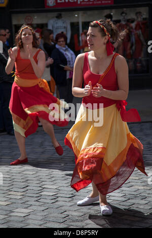 Chester, Royaume-Uni 2 juin 2013. Les danseurs de samba à Chester's Carnival of Giants marquant le 60ème anniversaire du couronnement de Sa Majesté l'année. 60 caractères géants ont été créés par les experts de Chester City géant. Les Géants et leurs équipes la célébration du jubilé d'Elizabeth II Coronation avec le thème "bugs" mettre en lumière la situation de l'humble bourdon. Credit : Conrad Elias/Alamy Live News Banque D'Images