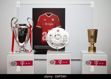 Berlin, Allemagne. 1er juin 2013. Pokalfeier DFB FC Bayern München Pokalsieger Sieger Triple vor Pokalen Trophäen Trophäen : dpa Crédit photo alliance/Alamy Live News Banque D'Images