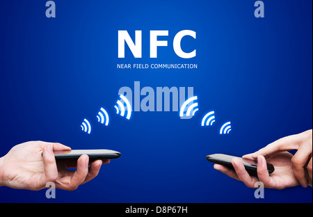 Hand holding smartphone avec la technologie NFC (Near field communication) - Méthode de paiement Banque D'Images