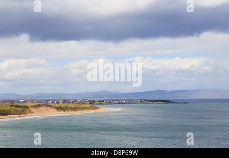 Une photographie prise de la côte de l'Irlande du Nord lors d'une journée ensoleillée. Ce sont les falaises de Whiterocks, Portrush. Banque D'Images