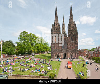 Lichfield, UK. 2 juin, 2013. Le dimanche 2 juin 2013 la foule rassemblée sur la pelouse en face de la cathédrale de Lichfield Staffordshire en Angleterre pour profiter d'un déjeuner ensemble et célébrer le Jubilé de diamant de la reine Elizabeth's Coronation en 1953 Crédit : David Keith Jones/Alamy Live News Banque D'Images