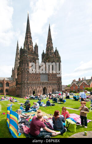 Lichfield, UK. 2 juin, 2013. Le dimanche 2 juin 2013 la foule rassemblée sur la pelouse en face de la cathédrale de Lichfield Staffordshire en Angleterre pour profiter d'un déjeuner ensemble et célébrer le Jubilé de diamant de la reine Elizabeth's Coronation en 1953 Crédit : David Keith Jones/Alamy Live News Banque D'Images