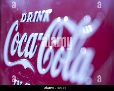 4 mars 2012 - Santa Barbara, Californie - logo Coca Cola dans une glacière à Santa Barbara, Californie, États-Unis (Image Crédit : © David H. Wells/ZUMAPRESS.com) Banque D'Images