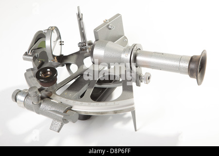 Un sextant est un instrument utilisé pour mesurer l'angle entre deux objets visibles. Banque D'Images