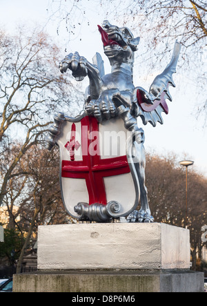 Dragon avec la croix rouge le shield marquant la limite de la ville de Londres en Angleterre par des Banque D'Images