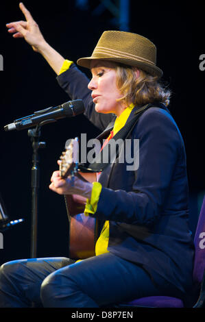 Cerys Matthews Welsh chanteur auteur-compositeur et DJ de la scène de l'auteur sur scène à Hay Festival 2013 Hay-on-Wye Powys Pays de Galles UK Banque D'Images