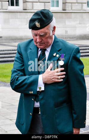 2 juin 2013, Belfast, Irlande du Nord. Un ex-soldat se souvient de camarades tombés lors d'une commémoration pour les hommes et les femmes qui ont servi sous l'UDR durant les troubles. Banque D'Images