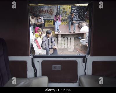 7 septembre 2012 - Naroda, Gujarat, Inde - Les voyageurs en attente Naroda, Inde (Image Crédit : © David H. Wells/ZUMAPRESS.com) Banque D'Images