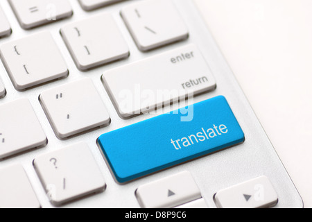 Translate clé de l'ordinateur en bleu montrant Traducteur en ligne Banque D'Images