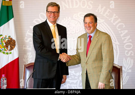 Le ministre allemand des affaires étrangères Guido Westerwelle (L) répond à son collègue mexicain José Antonio Meade Kuribrena à Mexico, Mexique, 01 juin 2013. Westerwelle est sur un six jours voyage au Canada, Mexique et États-Unis Photo : Tim Brakemeier Banque D'Images