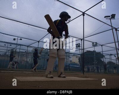 1 octobre 2012 - Bangalore, Karnataka, Inde - un jeune joueur de joueurs pratiques exemplaires à l'académie de cricket à Bangalore, dans l'état du Karnataka en Inde du sud (Image Crédit : © David H. Wells/ZUMAPRESS.com) Banque D'Images