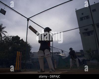 1 octobre 2012 - Bangalore, Karnataka, Inde - un jeune joueur de joueurs pratiques exemplaires à l'académie de cricket à Bangalore, dans l'état du Karnataka en Inde du sud (Image Crédit : © David H. Wells/ZUMAPRESS.com) Banque D'Images