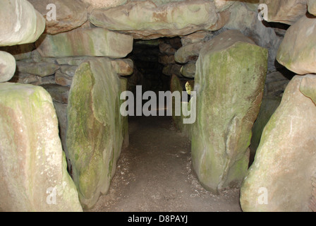 À l'intérieur de West Kennet Long Barrow Silbury Avebury Wiltshire Angleterre Banque D'Images