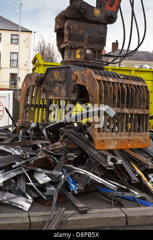 Les déchets de ferraille de fer et d'aluminium pour le recyclage à un site de démolition Banque D'Images