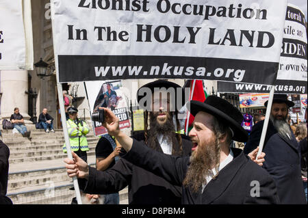 Londres, Royaume-Uni. 2 juin, 2013. Neturei Karta, les Juifs ultra-orthodoxe, démontrer aux côtés des commissions des droits de l'homme islamique contre Israël à la rapprocher de la célébration 65 Israël 65 ans de la fondation de l'état d'Israël en 1948 à Trafalgar Square de Londres. Credit : Rena Pearl/Alamy Live News Banque D'Images