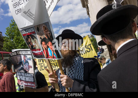 Londres, Royaume-Uni. 2 juin, 2013. Neturei Karta, les Juifs ultra-orthodoxe, démontrer aux côtés des commissions des droits de l'homme islamique contre Israël à la rapprocher de la célébration 65 Israël 65 ans de la fondation de l'état d'Israël en 1948 à Trafalgar Square de Londres. Credit : Rena Pearl/Alamy Live News Banque D'Images