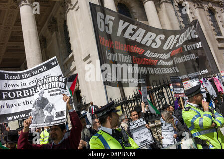 Londres, Royaume-Uni. 2 juin, 2013. Neturei Karta, les Juifs ultra-orthodoxe, démontrer aux côtés des commissions des droits de l'homme islamique contre Israël à la rapprocher de la célébration 65 Israël 65 ans de la fondation de l'état d'Israël en 1948 à Trafalgar Square de Londres. Credit : Rena Pearl/Alamy Live News Banque D'Images