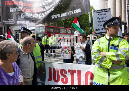 Londres, Royaume-Uni. 2 juin, 2013. Neturei Karta, les Juifs ultra-orthodoxe, démontrer aux côtés des commissions des droits de l'homme islamique contre Israël à la rapprocher de la célébration 65 Israël 65 ans de la fondation de l'état d'Israël en 1948 à Trafalgar Square de Londres. Credit : Rena Pearl/Alamy Live News Banque D'Images