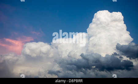 Dans Cumuloonimbus la formation des nuages sur l'ouest du Texas, près de Marathon, dans la pointe nord du désert de Chihuahuan. Banque D'Images