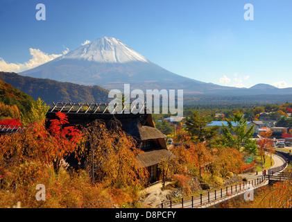 Japonais historique huttes dans Kawaguchi, le Japon avec le Mt Fuji visible dans la distance. Banque D'Images