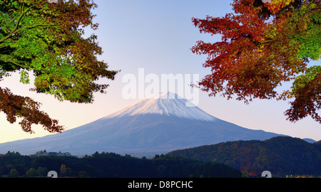 Panorama de Mt. Fuji avec des couleurs d'automne. Banque D'Images