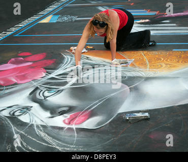 Peinture de l'artiste à l'Imadonnari Street Painting Festival de 2013. Santa Barbara, CA vieille mission Banque D'Images