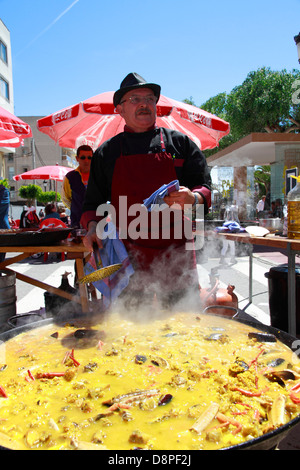 La Paella espagnole une cuisson Cook Banque D'Images