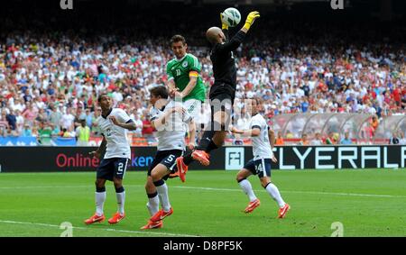 Washington DC, USA. 2 juin 2013. Miroslav Klose (3e à gauche) de l'Allemagne et le gardien Tim Howard de USA rivalisent pour le ballon pendant le match de football amical entre les USA et l'Allemagne à Robert F. Kennedy Memorial Stadium à Washington (District de Columbia), USA, 02 juin 2013. Photo : Thomas Eisenhuth/dpa/Alamy Live News Banque D'Images