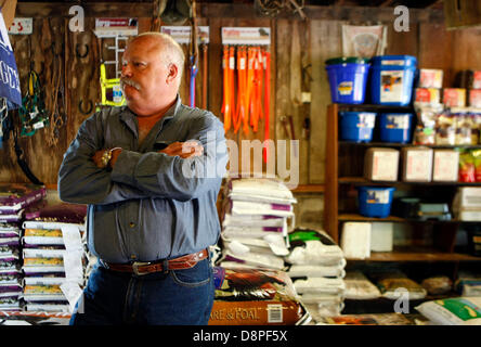 31 mai 2013 - Bartlett, New York, États-Unis - 29 mai 2013 - John Cox est très conscient qu'il est à l'ancien attatched édifices le long de la route au Nouveau-Brunswick. Il a des souvenirs particuliers des poissons plats sautés, ragoût et la camaraderie qui faisaient partie du paysage au magasin général. (Crédit Image : © Karen Pulfer Focht/l'appel Commercial/ZUMAPRESS.com) Banque D'Images