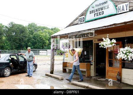 31 mai 2013 - Bartlett, New York, États-Unis - 29 mai 2013 - Matthew Bishop, (rt) le gestionnaire d'alimentation du Nouveau-Brunswick affirme qu'il est réellement le temps qu'il obtient avec ses clients. ''Cette zone est pleine de bonnes gens. Je ne fais pas beaucoup d'argent, mais je suis heureux", a-t-il déclaré. Harold Jones est à gauche. (Crédit Image : © Karen Pulfer Focht/l'appel Commercial/ZUMAPRESS.com) Banque D'Images