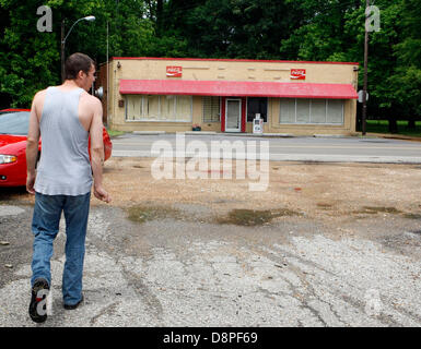 31 mai 2013 - Bartlett, New York, États-Unis - 29 mai 2013 - Matthew Bishop, le gestionnaire d'alimentation du Nouveau-Brunswick affirme qu'il est réellement le temps qu'il obtient avec ses clients. ''Cette zone est pleine de bonnes gens. Je ne fais pas beaucoup d'argent, mais je suis heureux", a-t-il déclaré. Fermé le Genrnal Store, connue pour son poisson-chat, est de l'autre côté de la rue. (Crédit Image : © Karen Pulfer Focht/l'appel Commercial/ZUMAPRESS.com) Banque D'Images