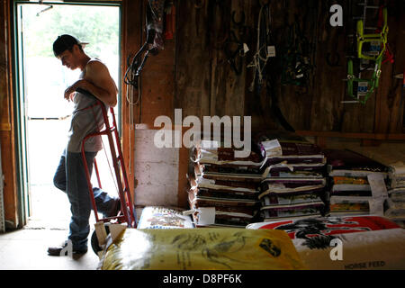 31 mai 2013 - Bartlett, New York, États-Unis - 29 mai 2013 - Matthew Bishop, (rt) le gestionnaire d'alimentation du Nouveau-Brunswick affirme qu'il est réellement le temps qu'il obtient avec ses clients. ''Cette zone est pleine de bonnes gens. Je ne fais pas beaucoup d'argent, mais je suis heureux", a-t-il déclaré. (Crédit Image : © Karen Pulfer Focht/l'appel Commercial/ZUMAPRESS.com) Banque D'Images