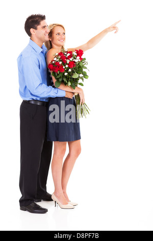 Heureux couple avec bouquet de roses isolated on white, femme est orienté Banque D'Images