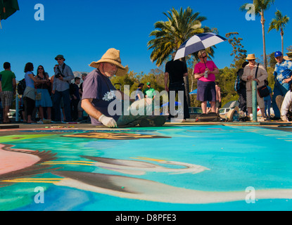 Peinture de l'artiste à l'Imadonnari Street Painting Festival de 2013. Santa Barbara, CA vieille mission Banque D'Images