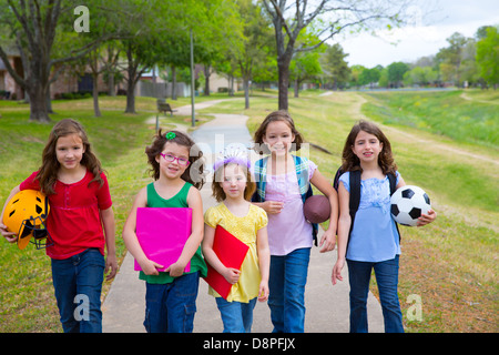 Les enfants kid filles d'école avec sport balls dossiers et sacs à dos en extérieur parc Banque D'Images