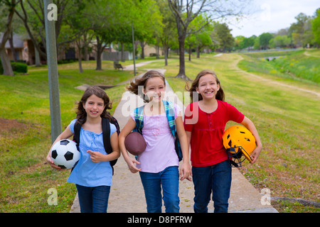 Les enfants kid filles d'école avec sport balls dossiers et sacs à dos en extérieur parc Banque D'Images