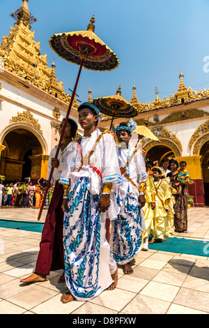 Birmane traditionnelle cérémonie au temple bouddhiste Myanmar Banque D'Images