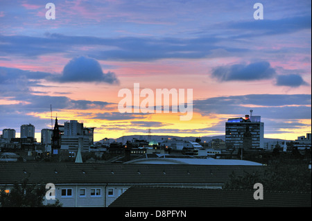 Coucher du soleil sur l'atmosphère Gorbals à Glasgow city centre au loin. Banque D'Images