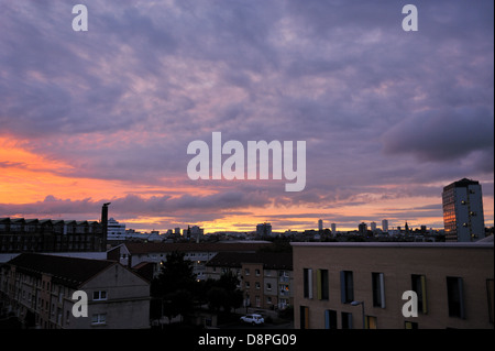 Coucher du soleil sur l'atmosphère Gorbals à Glasgow city centre au loin. Banque D'Images