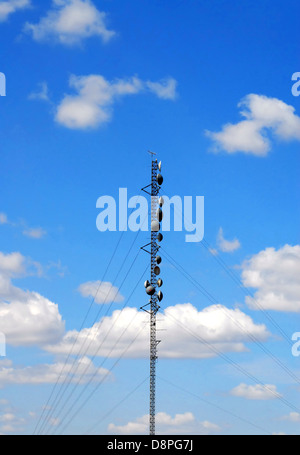 Tour de communications sur le ciel nuageux. Banque D'Images