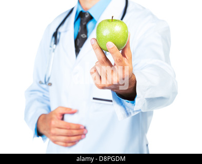 Main du médecin tenant une pomme verte fraîche gros plan sur fond blanc Banque D'Images