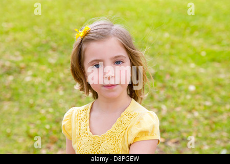 Petite blonde girl portrait en extérieur parc Banque D'Images