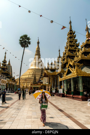 Young woman walking côté ouest de la pagode Shwedagon ou Pagode Grand Dagon ou Golden Pagoda Yangon (Rangoon) Birmanie Myanmar Banque D'Images