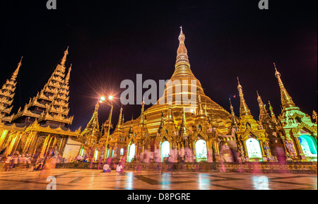 Les gens de nuit à la pagode Shwedagon ou Pagode Grand Dagon ou Golden Pagoda Yangon (Rangoon) Birmanie Myanmar Banque D'Images