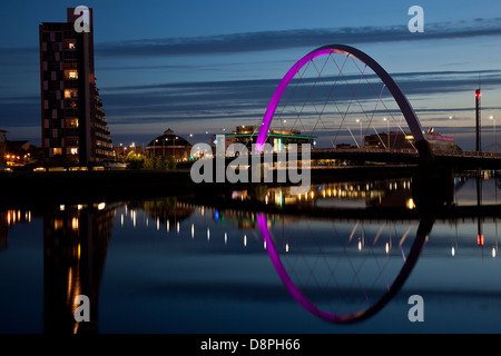 Clyde Arc (Squinty Bridge) sur la rivière Clyde dans le centre-ville de Glasgow, Écosse. Banque D'Images