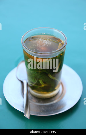 Comme le thé à la menthe marocain traditionnel servi dans un café à Rabat, Maroc Banque D'Images