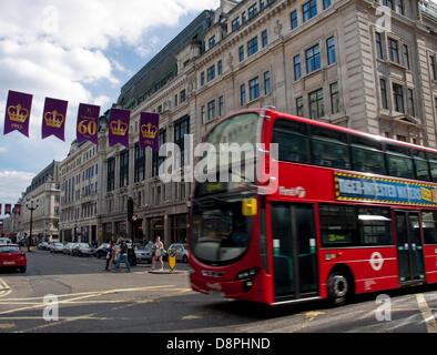 Londres, Royaume-Uni. 2 juin 2013. Affichage de pourpre et d'or les drapeaux sur Regent Street, Londres, Royaume-Uni le 2 juin 2013 pour célébrer le 60e anniversaire de du couronnement de la Reine. Les 189 couronnes d'or avec drapeaux, span la longueur de la route jusqu'à St James's et restera sur l'écran pour les deux prochains mois. Credit : PD Amedzro/Alamy Live News Banque D'Images