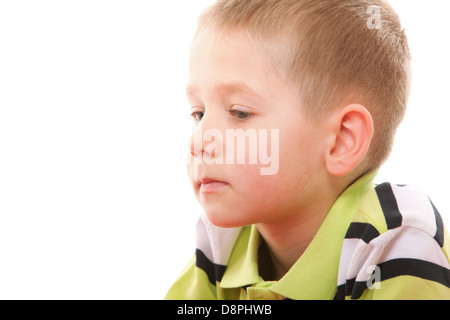 Libre peu caucasian pensive boy portrait isolé sur fond blanc Banque D'Images