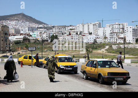 Le taxi à la gare routière de Tétouan, Maroc Banque D'Images