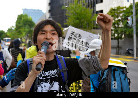 Tokyo, Japon. 2 juin 2013. Un homme a crié contre les centrales nucléaires près de Tokyo Electric Power Company, ou TEPCO, Uchisaiwaicho, Chiyoda, Tokyo, Japon lors d'une manifestation le 2 juin 2013. Selon une autorité de démonstration, environ 7 500 personnes se sont présentées à l'événement. (Photo par Koichiro Suzuki/AFLO/Alamy Live News) Banque D'Images